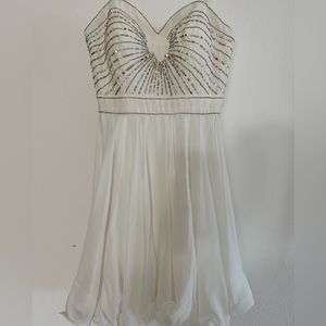 NWOT Xscape white strapless short dress size 4, V neckline with sequins, beading